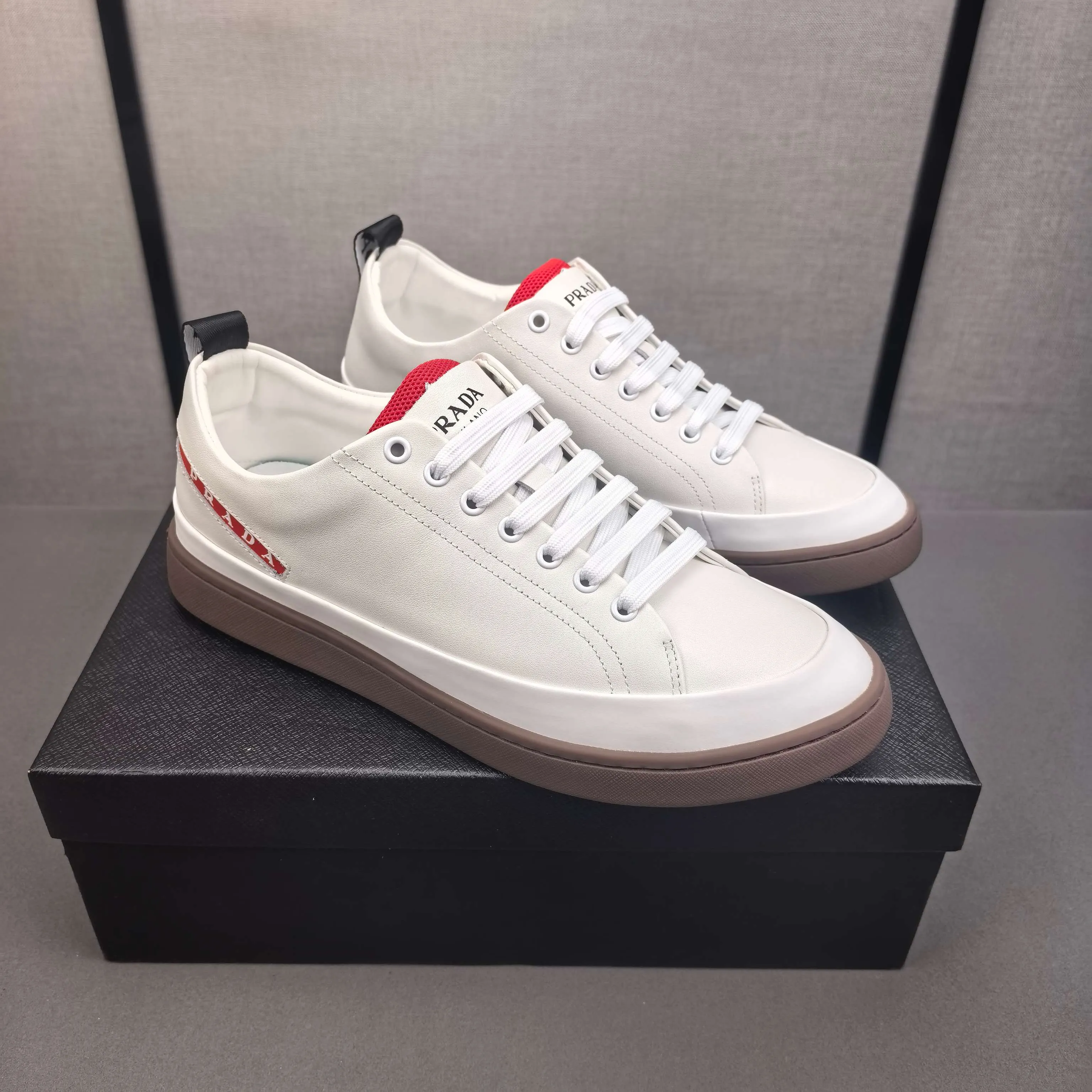 PP420❣️❣️❣️Prada set off the audience! Prada, an international brand that is constantly innovating, this men's casual shoe, the original version, made of cowhide leather at a ratio of one to one at the store, with leather feet and rubber non-slip outsole, breathable and comfortable, quality speaks for itself👄38-44